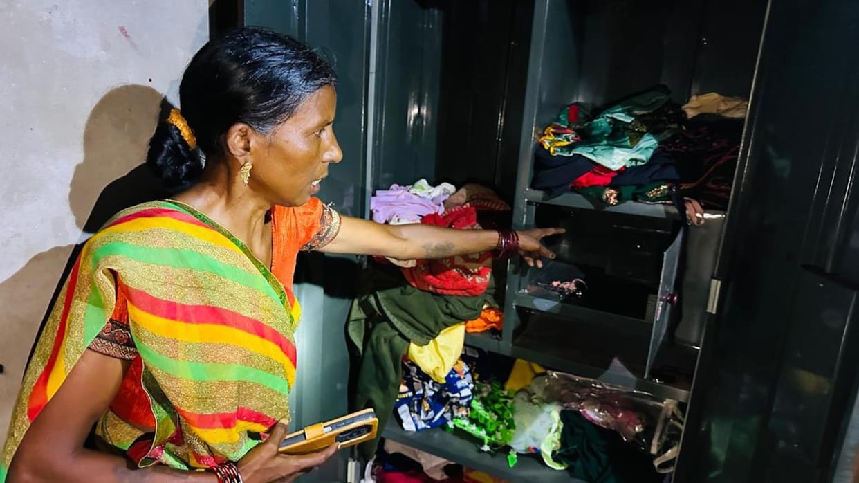 Women who came to beg broke into a house and looted it