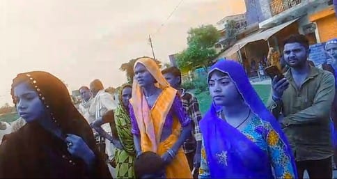 The crowd surrounded the women who were begging and considered them child thieves.