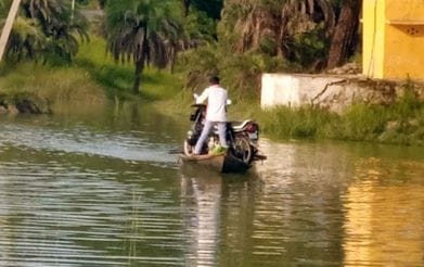 Yamuna's water level rises, villagers have only boats to rely on