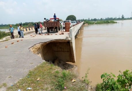 Approach road of Nizampur Gautia bridge cut off due to flood, traffic stopped