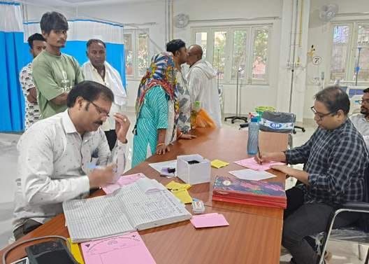 Agents are active outside the district hospital, patients are being cheated