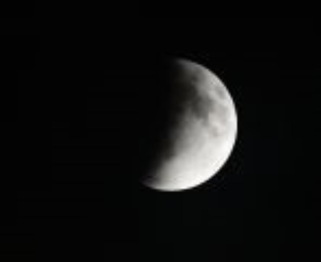 The doors of the temples were closed from 12 noon, people saw the blood moon