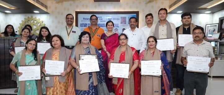 Shri Varshneya youth group honored the meritorious students
