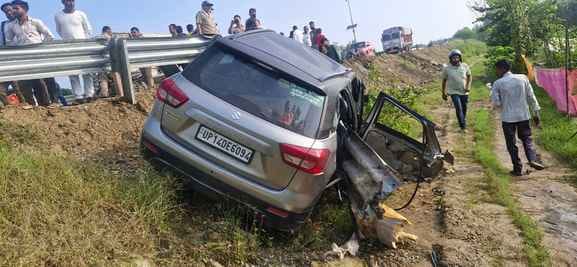 Car breaks parapet and falls off expressway, driver dies