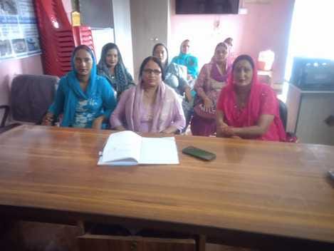 Discussion on cleanliness and development work in the women's Gram Sabha at Didvin Tikkar