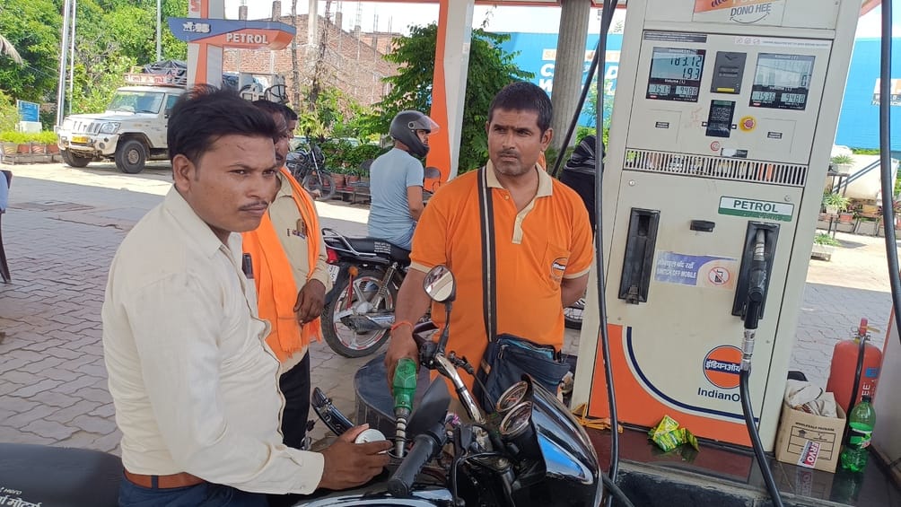 Campaign fails, petrol is available without helmet