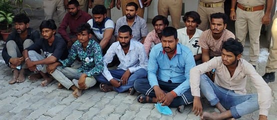 In an encounter, the accused of cattle smuggling was shot in the leg, 16 arrested