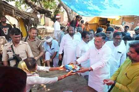 When the minister in charge landed on the ground, he saw the flood water and heard the pain of the victims