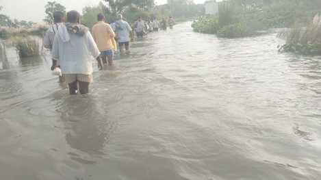 Village submerged due to the flood of Ganga-Ramganga, livelihood in danger