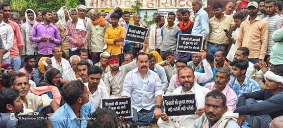 Farmers sit on dharna with former MLA for fertilizer