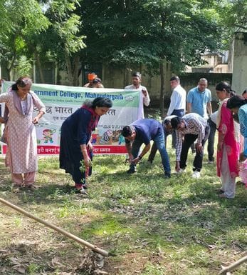 The students and staff members of the college did voluntary work