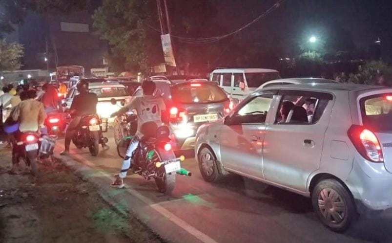 Vehicles were stranded for one hour due to closure of railway crossing