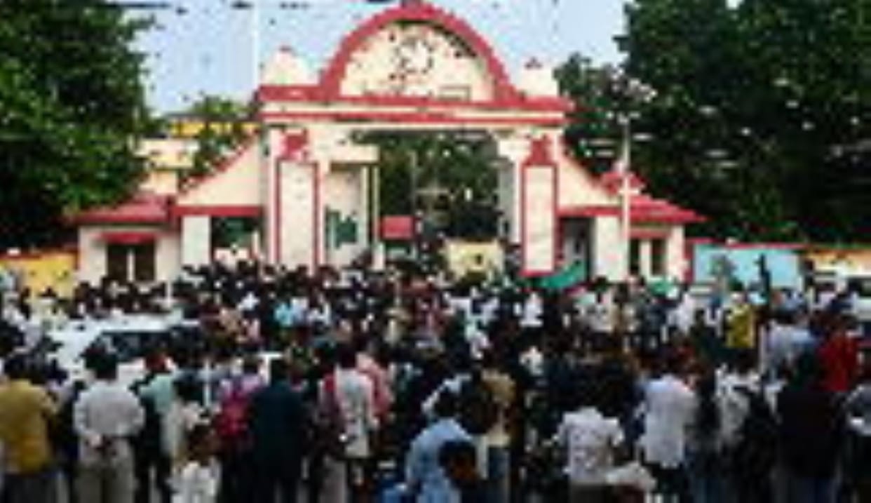 Gorakhpur News: Candidates kept running to get seats in buses and trains