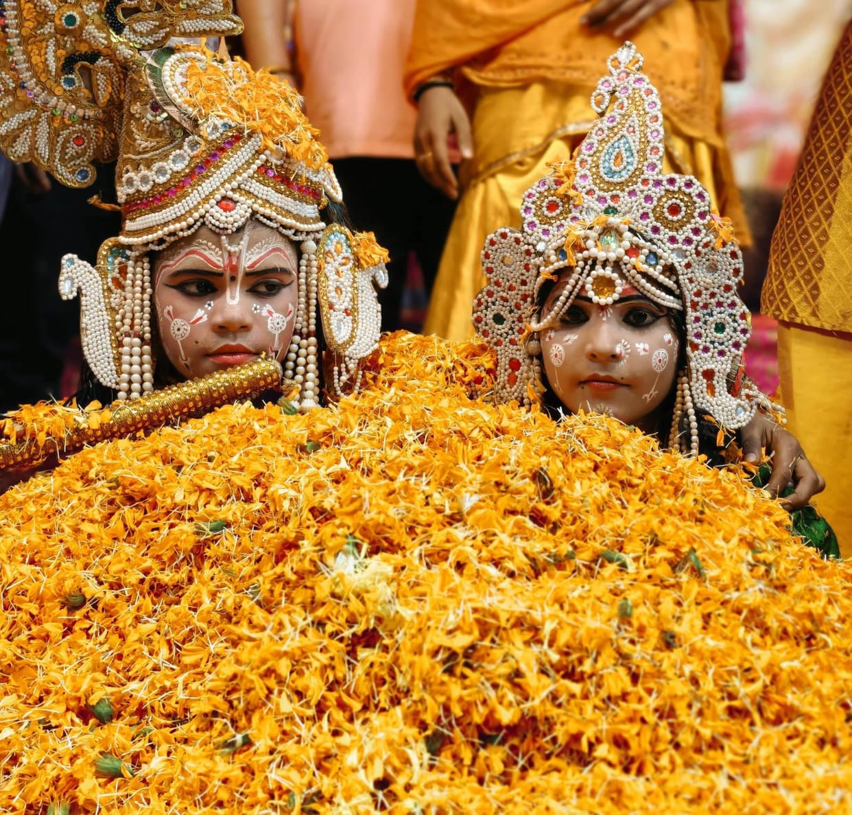 Holi of flowers was played, the color of devotion was spread