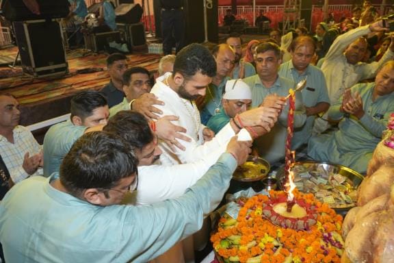 Keep clapping sweetly, keep singing Jai Mata Di