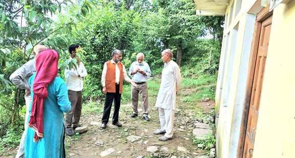 MLA Katwal took stock of the damaged houses in Jejvin, Dudiyan Panchayat