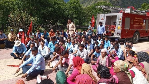 Workers of the project management demonstrated in Jhakdi