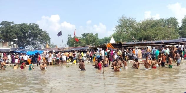 Devotees gathered at the Ganga Ghats and invoked their ancestors by chanting mantras