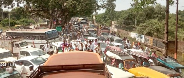 Vehicles stuck for two hours due to jam in Kachla