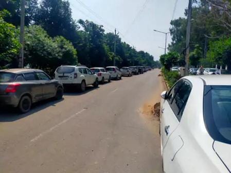 Parking chaos in district court premises, lawyers and common people troubled