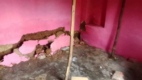 Cracks appeared in the house due to land subsidence in Lajyani village