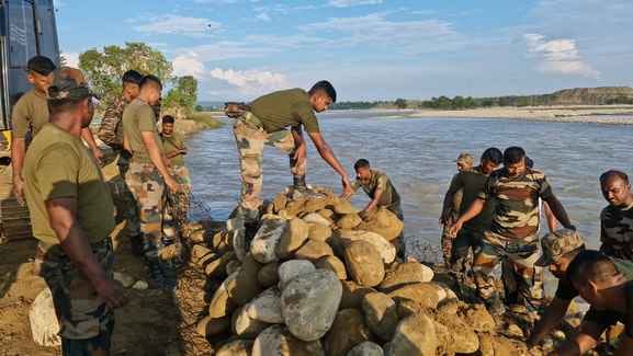 The army gathered at four places to save the highway tube in Lakhanpur
