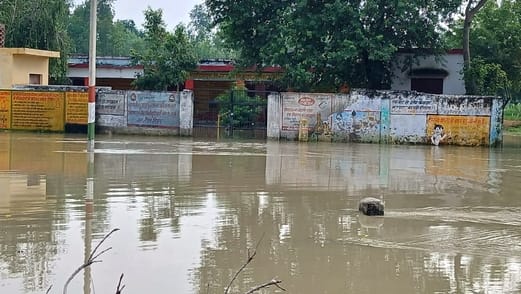 Due to flood again in Ramganga, villages situated on higher altitudes are also surrounded from all sides