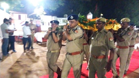 After the postmortem, the SP gave the inspector a final farewell by shouldering his coffin