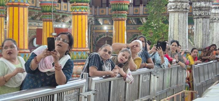 Rajadhiraj gave darshan during lunar eclipse, doors of Janmasthan and Bankebihari temple remained closed