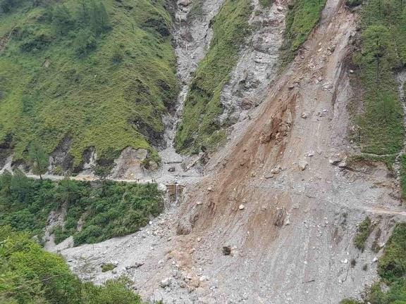 The road has been closed for six days, neither teachers nor students are able to reach school