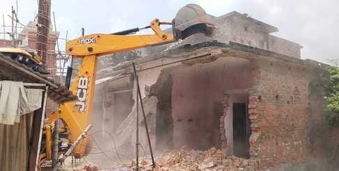 Siddharthnagar News: Bulldozer runs on encroachment near Kakarhawa border