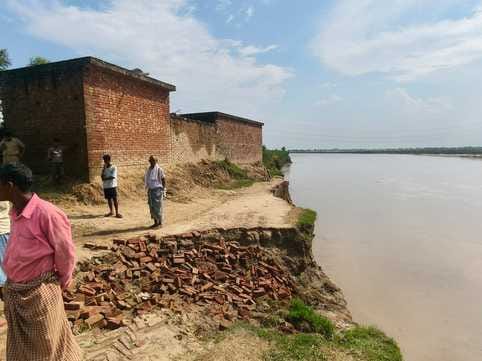 Devha's terror in Navkud, houses in the grip of the river were evacuated