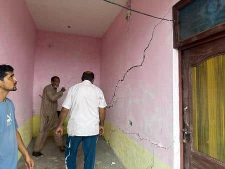 पुंछ जिले के उपजिला मेंढर के कालाबन के  मोहल्ला खेतां में भूस्खलन एंव जमीन धंसने से मकानों में 