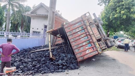 The driver and the helper were eating at a restaurant, when the coal laden truck overturned