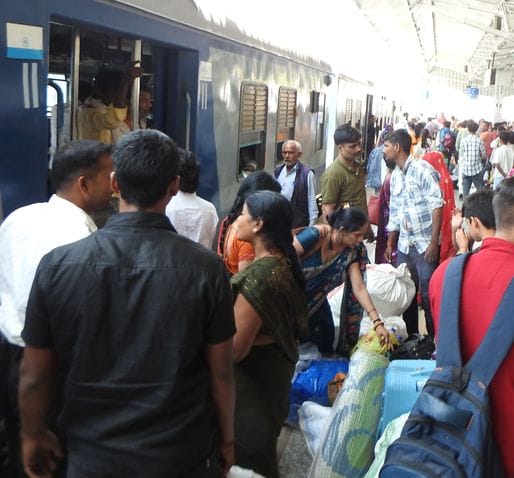 Siddharthnagar News : Trains are full during the festive season