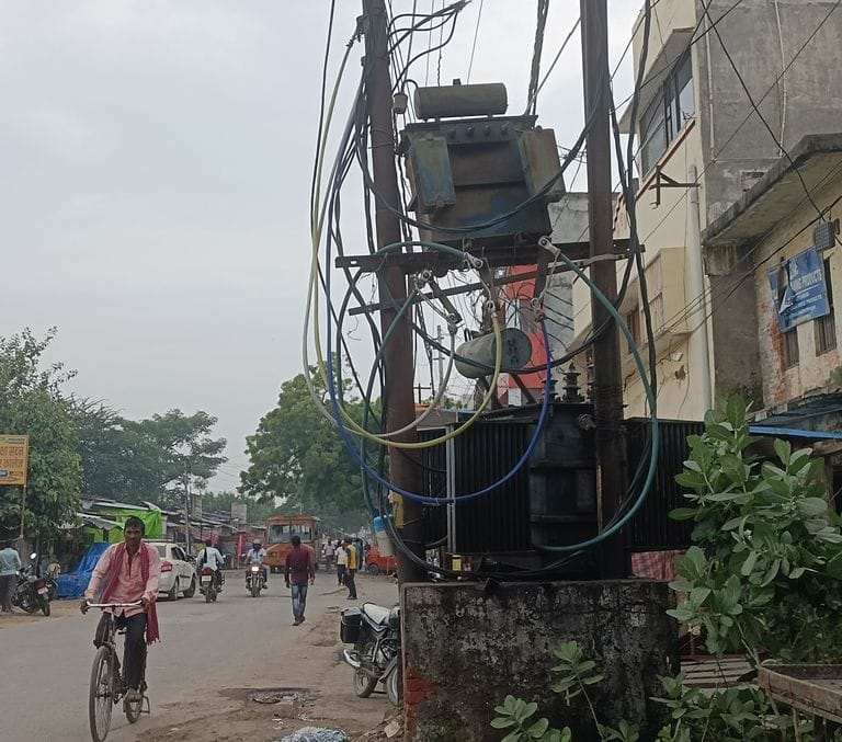Siddharthnagar News : No net, no safety arrangements... life in danger due to open transformer