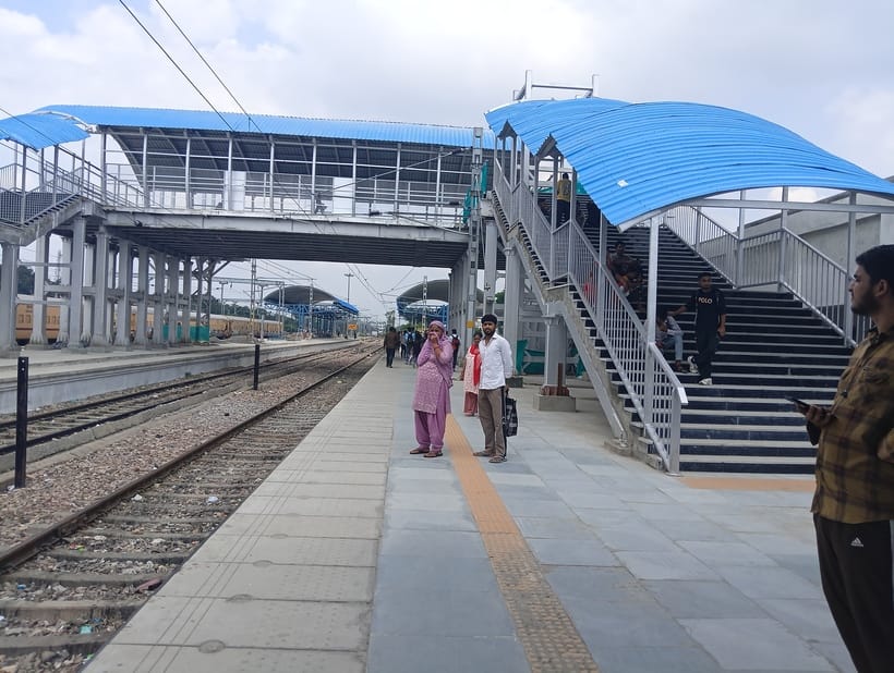 The work of the lift of the foot over bridge and platform-2 is hanging in balance at the railway station