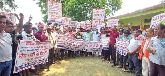 Villagers protested by shouting slogans of no road, no vote