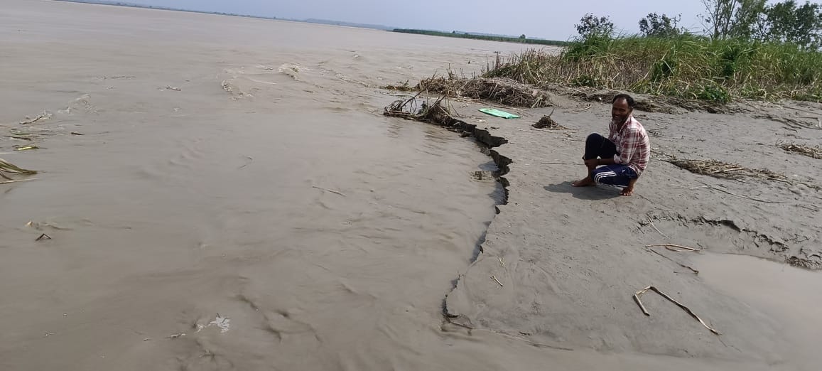 Ganga's flow became uncontrollable, Bastora Narang village became the shore