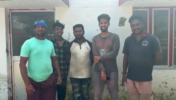 Villagers beat up five people from Kerala who were traveling in a police vehicle, considering them thieves
