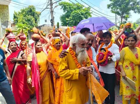 Before the Shrimad Bhagwat Katha, a Kalash Yatra was carried out with 222 Kalash