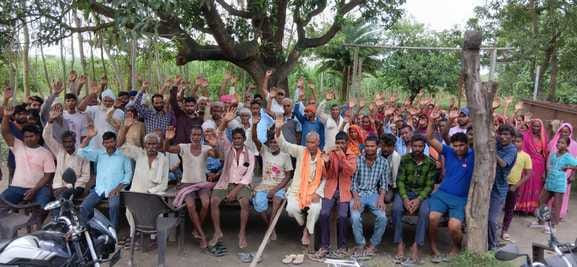 People of Dhruv Colony and Khirkia Bargadia staged a protest