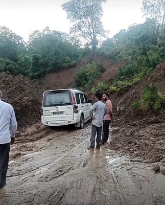 Una-Hamirpur National Highway closed due to hill fall near Kakrana
