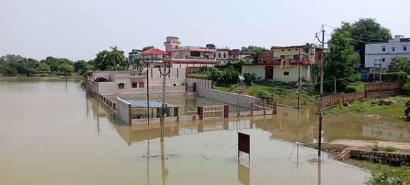 Ganga rises for the fifth time in three months, villagers of Harsinghpur and Mallepur are busy searching for a safe place