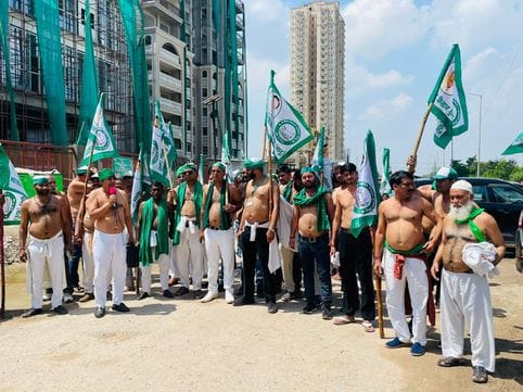Farmers demonstrated by becoming half naked