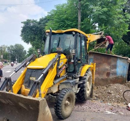 Seeing the bulldozer, the shopkeepers themselves removed the encroachment