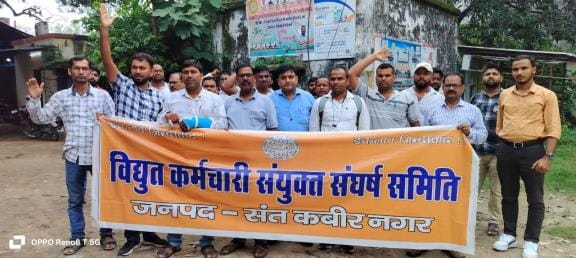 Electricity workers staged a sit-in protest at the SE office