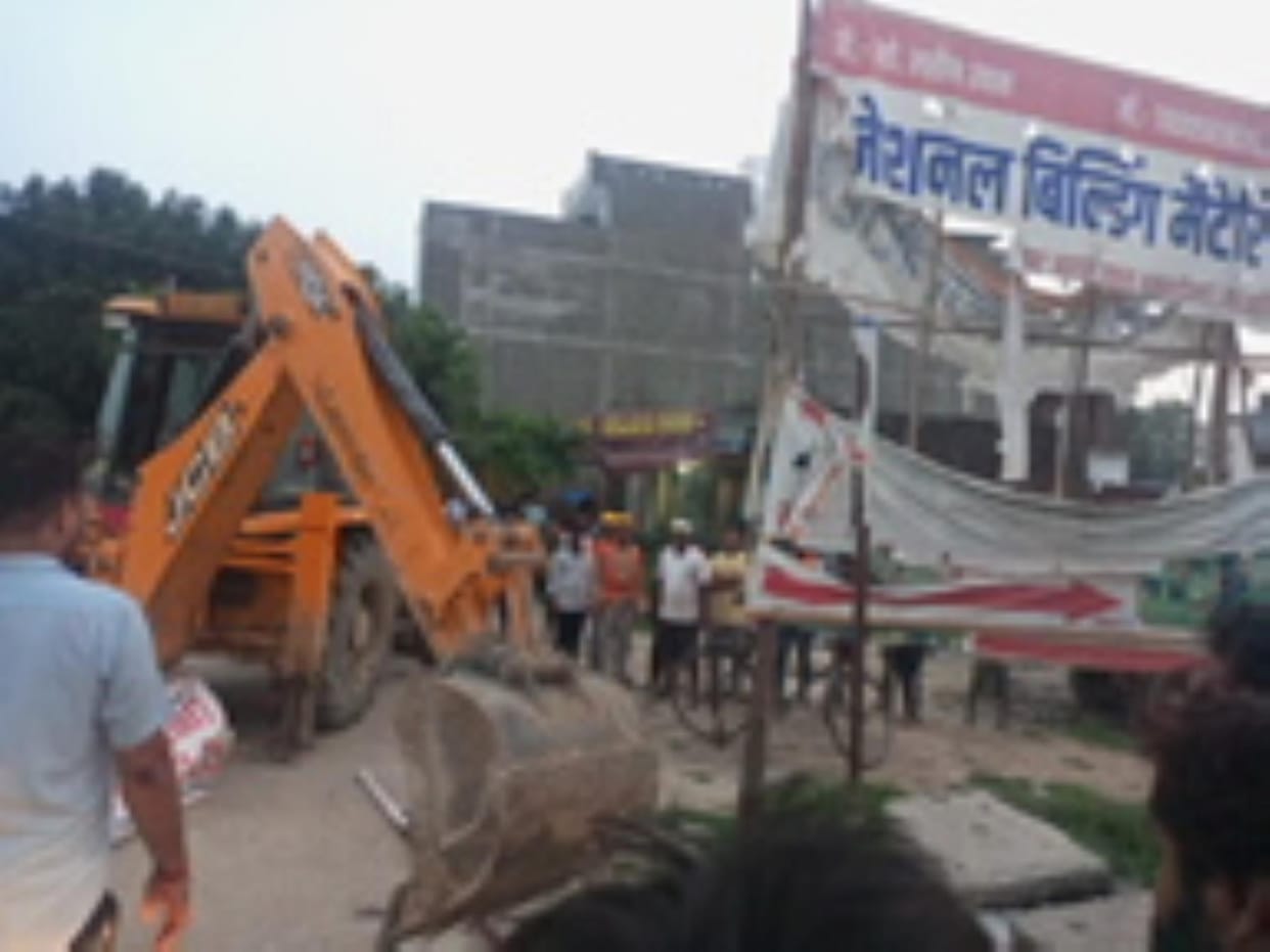 Bulldozer runs on encroachment from Nandaur Tiraha to Police Chowki