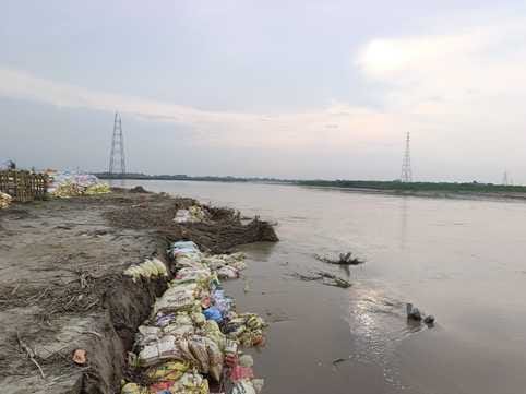 Siddharthnagar News : Rapti's cutting stopped but danger remains on the tower