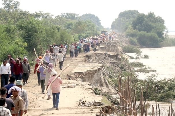 Ganga's waves broke all hope, embankments are being built with courage